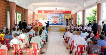 Ban tổ chức và thí sinh Hoa hậu Thương hiệu Việt Nam 2026 tặng quà 100 bệnh nhân nghèo