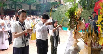 Ban Tuyên giáo và Dân vận Thành ủy cùng văn nghệ sĩ thành phố dâng hương các Anh hùng liệt sĩ tại Công viên Lê Thị Riêng