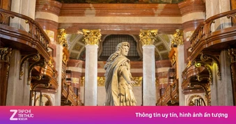 Bên trong thư viện cổ được làm từ vàng và đá cẩm thạch