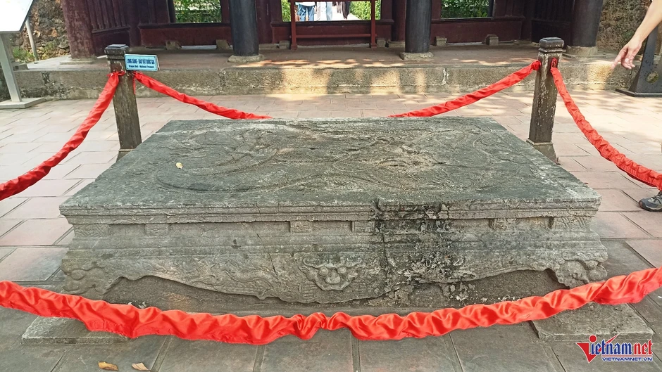 Bí ẩn bàn tay người trên hình rồng điêu khắc là bảo vật quốc gia Bí ẩn bàn tay người trên hình rồng điêu khắc là bảo vật quốc gia