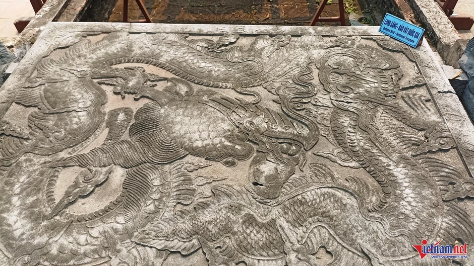 Bí ẩn bàn tay người trên hình rồng điêu khắc là bảo vật quốc gia Bí ẩn bàn tay người trên hình rồng điêu khắc là bảo vật quốc gia