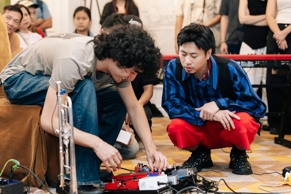 Bí mật đằng sau màn biến hóa guitar thành đàn bầu của nhạc sĩ Nguyên Lê