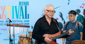 Bí mật đằng sau màn biến hóa guitar thành đàn bầu của nhạc sĩ Nguyên Lê