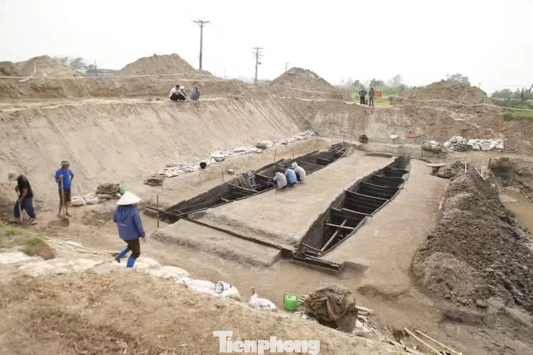 Bí mật về sợi lông công trên long bào vua Lê Bí mật về sợi lông công trên long bào vua Lê