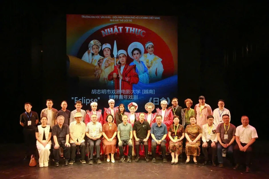 Bình Tinh và 'Nhật thực' bội thu giải thưởng trên sân khấu quốc tế Bình Tinh và 'Nhật thực' bội thu giải thưởng trên sân khấu quốc tế