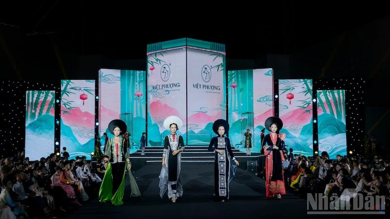 Bộ sưu tập áo dài Việt Nam của nhà thiết kế Hàn Phượng mở màn Global Fashion Week All Stars 2026 Bộ sưu tập áo dài Việt Nam của nhà thiết kế Hàn Phượng mở màn Global Fashion Week All Stars 2026