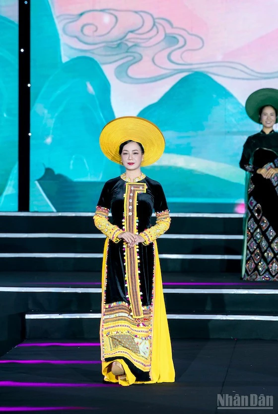 Bộ sưu tập áo dài Việt Nam của nhà thiết kế Hàn Phượng mở màn Global Fashion Week All Stars 2026 Bộ sưu tập áo dài Việt Nam của nhà thiết kế Hàn Phượng mở màn Global Fashion Week All Stars 2026