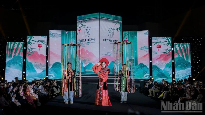 Bộ sưu tập áo dài Việt Nam của nhà thiết kế Hàn Phượng mở màn Global Fashion Week All Stars 2026 Bộ sưu tập áo dài Việt Nam của nhà thiết kế Hàn Phượng mở màn Global Fashion Week All Stars 2026