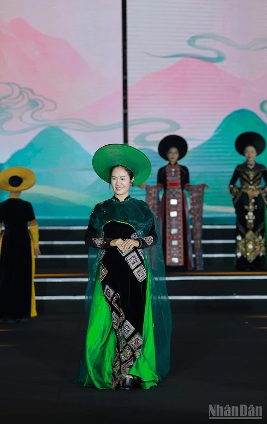 Bộ sưu tập áo dài Việt Nam của nhà thiết kế Hàn Phượng mở màn Global Fashion Week All Stars 2026 Bộ sưu tập áo dài Việt Nam của nhà thiết kế Hàn Phượng mở màn Global Fashion Week All Stars 2026