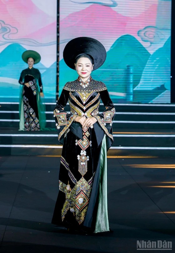 Bộ sưu tập áo dài Việt Nam của nhà thiết kế Hàn Phượng mở màn Global Fashion Week All Stars 2026 Bộ sưu tập áo dài Việt Nam của nhà thiết kế Hàn Phượng mở màn Global Fashion Week All Stars 2026