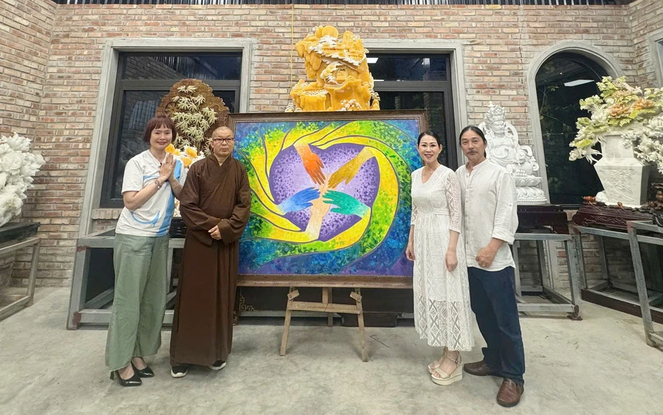 Bức tranh có hàng nghìn 'chấm chạm' bán với giá 25 triệu đồng Bức tranh có hàng nghìn 'chấm chạm' bán với giá 25 triệu đồng