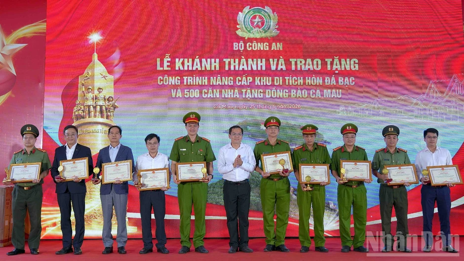 Cà Mau tiếp nhận 500 căn nhà, hoàn thành nâng cấp di tích quốc gia Hòn Đá Bạc Cà Mau tiếp nhận 500 căn nhà, hoàn thành nâng cấp di tích quốc gia Hòn Đá Bạc