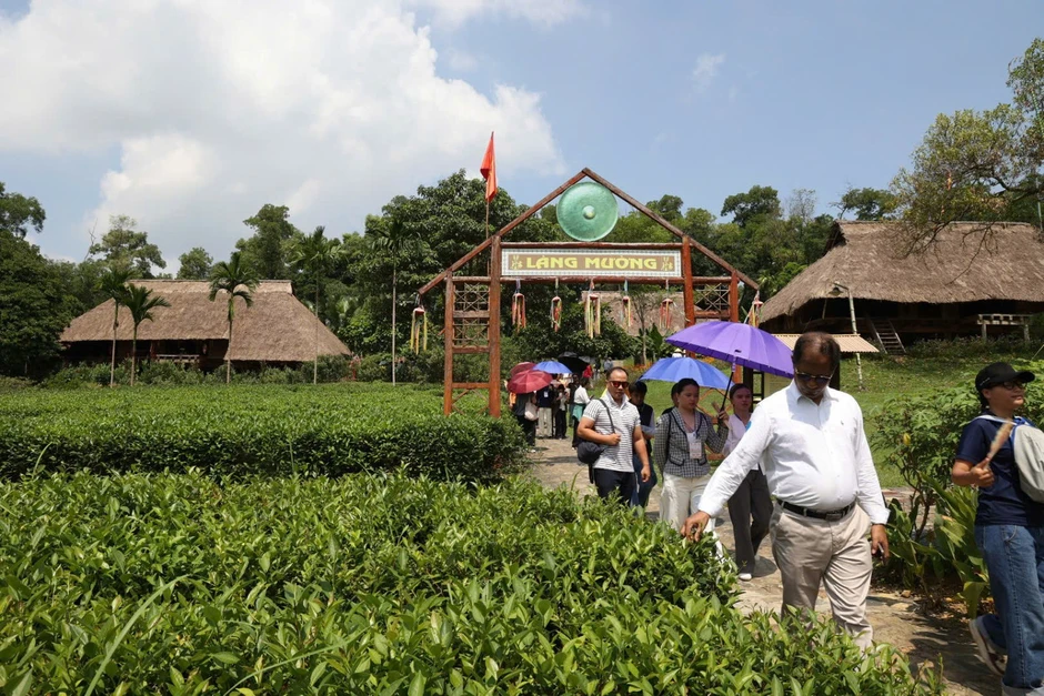 Các đại biểu quốc tế trải nghiệm văn hóa dân tộc Việt Nam Các đại biểu quốc tế trải nghiệm văn hóa dân tộc Việt Nam