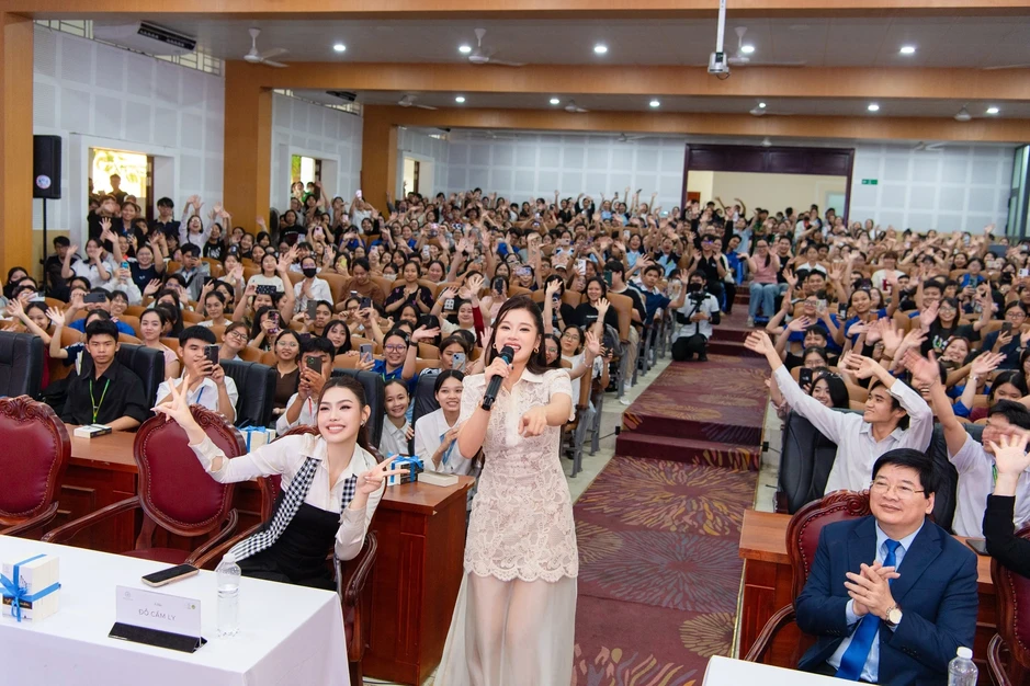 Các hoa hậu, nghệ sĩ chia sẻ hành trình theo đuổi đam mê với sinh viên