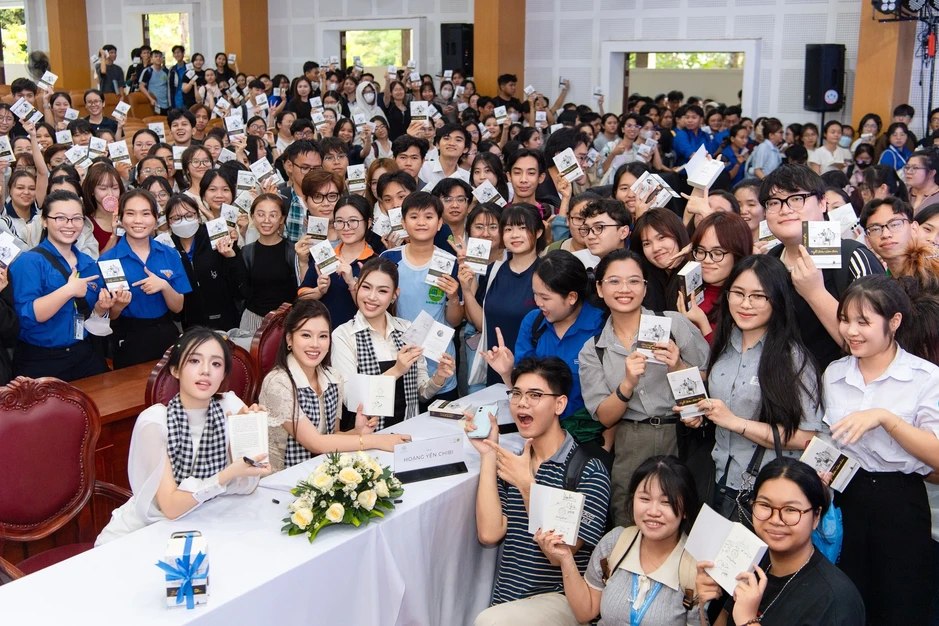 Các hoa hậu, nghệ sĩ chia sẻ hành trình theo đuổi đam mê với sinh viên