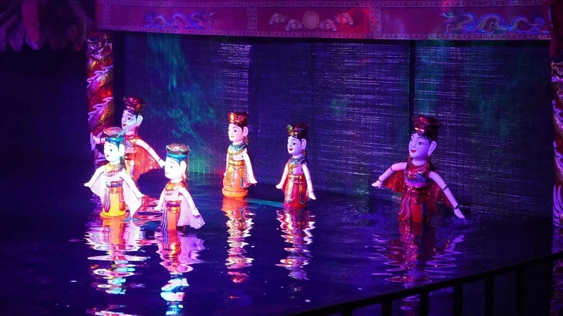 Các nhà ngoại giao quốc tế hào hứng học điều khiển rối nước Các nhà ngoại giao quốc tế hào hứng học điều khiển rối nước