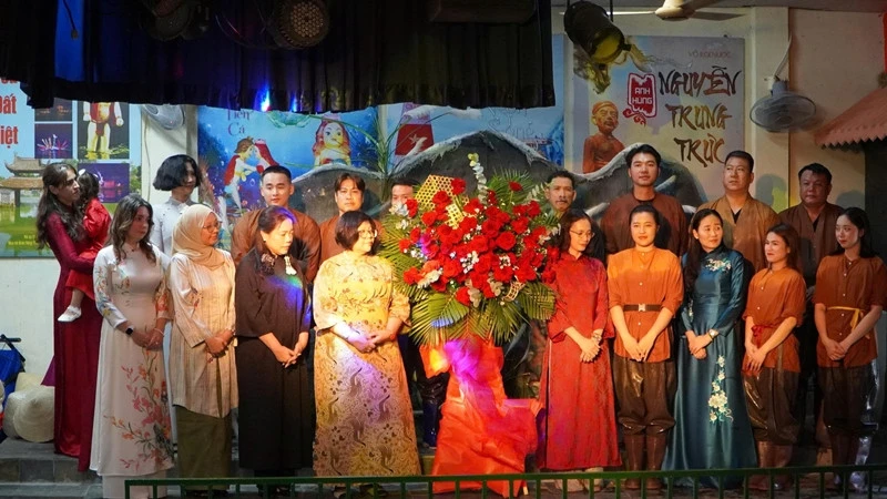 Các nhà ngoại giao quốc tế hào hứng học điều khiển rối nước Các nhà ngoại giao quốc tế hào hứng học điều khiển rối nước