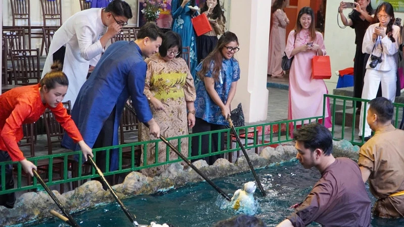 Các nhà ngoại giao quốc tế hào hứng học điều khiển rối nước Các nhà ngoại giao quốc tế hào hứng học điều khiển rối nước