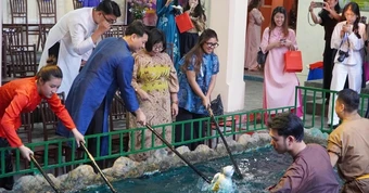 Các nhà ngoại giao quốc tế hào hứng học điều khiển rối nước