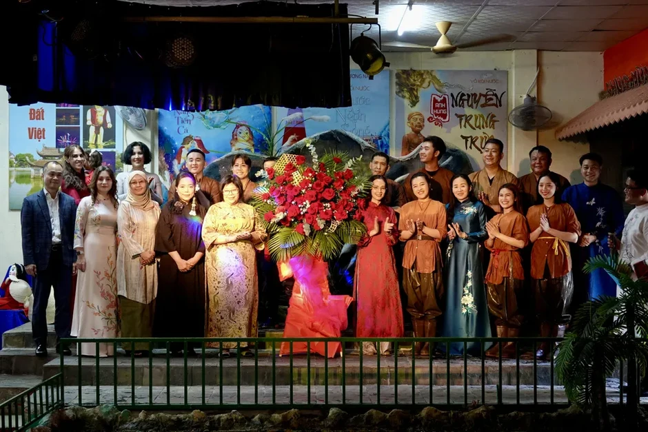 Các nữ Tổng lãnh sự tham quan Bảo tàng Lịch sử và xem múa rối nước Các nữ Tổng lãnh sự tham quan Bảo tàng Lịch sử và xem múa rối nước