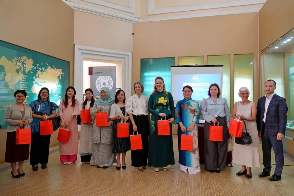 Các nữ Tổng lãnh sự tham quan Bảo tàng Lịch sử và xem múa rối nước Các nữ Tổng lãnh sự tham quan Bảo tàng Lịch sử và xem múa rối nước