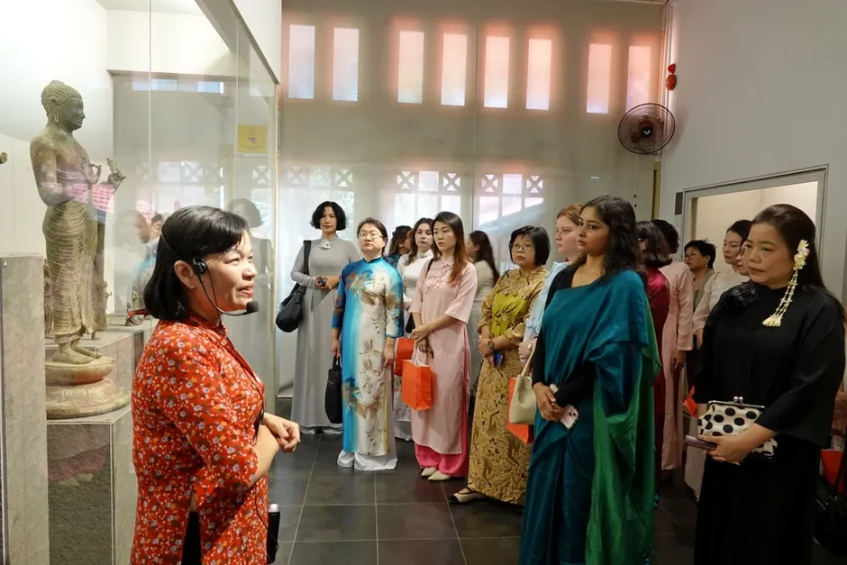 Các nữ Tổng lãnh sự tham quan Bảo tàng Lịch sử và xem múa rối nước Các nữ Tổng lãnh sự tham quan Bảo tàng Lịch sử và xem múa rối nước