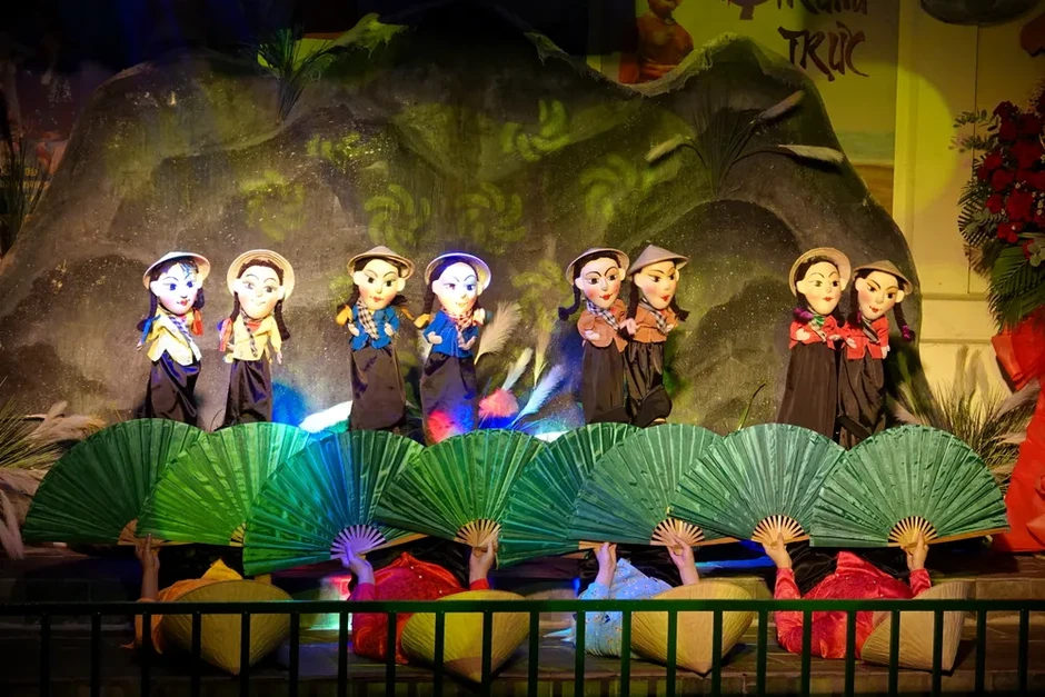 Các nữ Tổng lãnh sự tham quan Bảo tàng Lịch sử và xem múa rối nước Các nữ Tổng lãnh sự tham quan Bảo tàng Lịch sử và xem múa rối nước