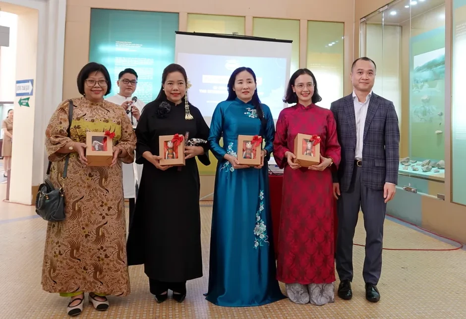 Các nữ Tổng lãnh sự tham quan Bảo tàng Lịch sử và xem múa rối nước Các nữ Tổng lãnh sự tham quan Bảo tàng Lịch sử và xem múa rối nước