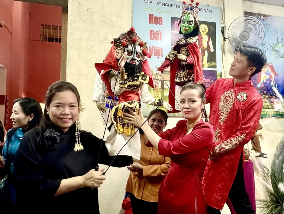 Các nữ Tổng lãnh sự tham quan Bảo tàng Lịch sử và xem múa rối nước Các nữ Tổng lãnh sự tham quan Bảo tàng Lịch sử và xem múa rối nước