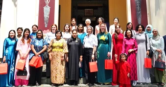 Các nữ Tổng lãnh sự tham quan Bảo tàng Lịch sử và xem múa rối nước