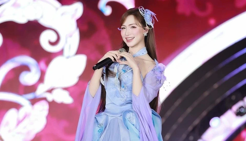 Cẩm Ly lần đầu kết hợp với ca sĩ Hòa Minzy Cẩm Ly lần đầu kết hợp với ca sĩ Hòa Minzy