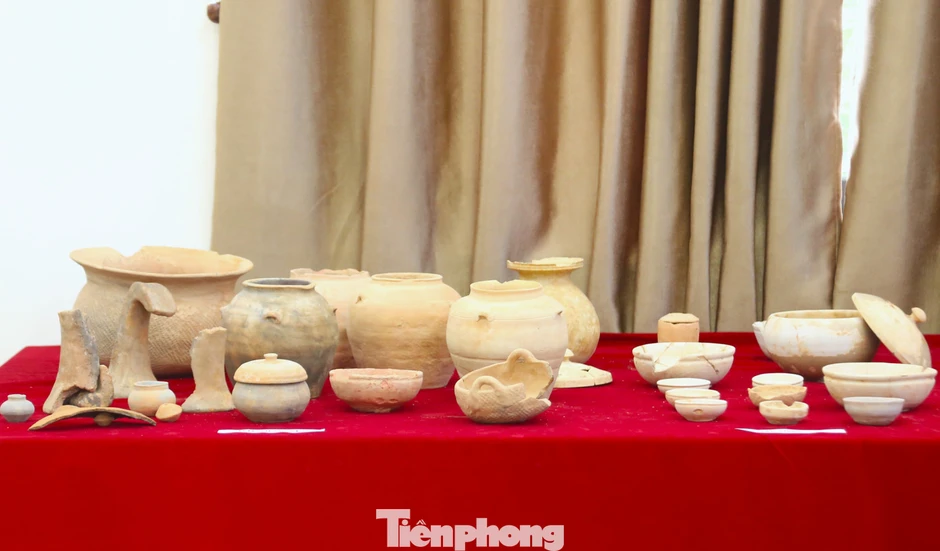 Cận cảnh chuỗi kim loại vàng, kiếm, tiền cổ trong hai mộ gạch 1.600 năm tuổi