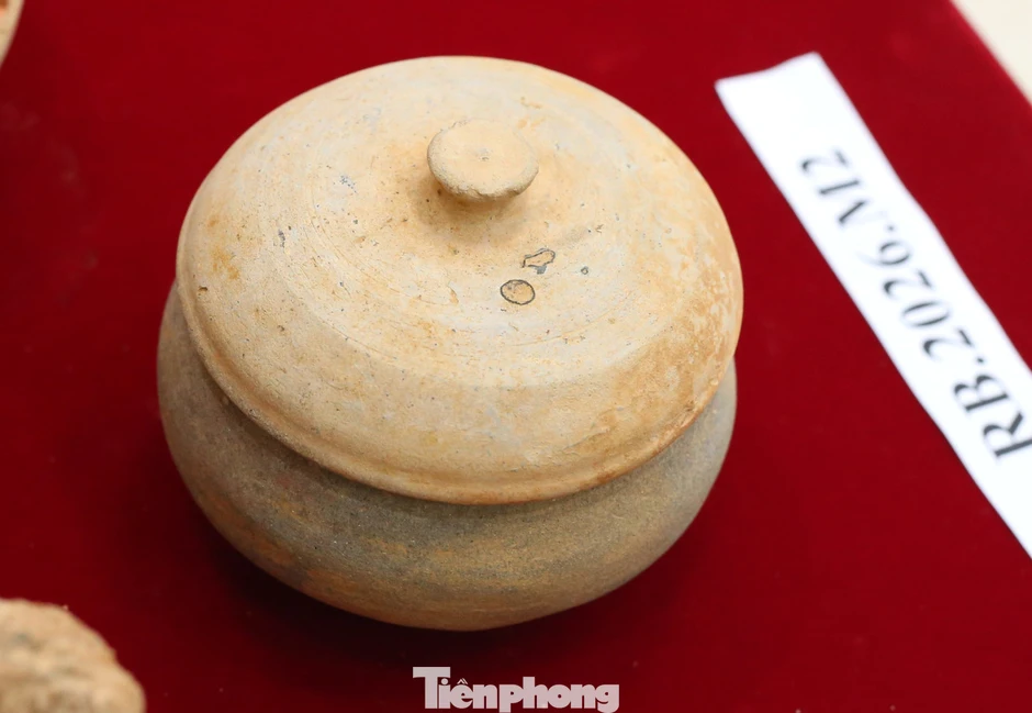 Cận cảnh chuỗi kim loại vàng, kiếm, tiền cổ trong hai mộ gạch 1.600 năm tuổi