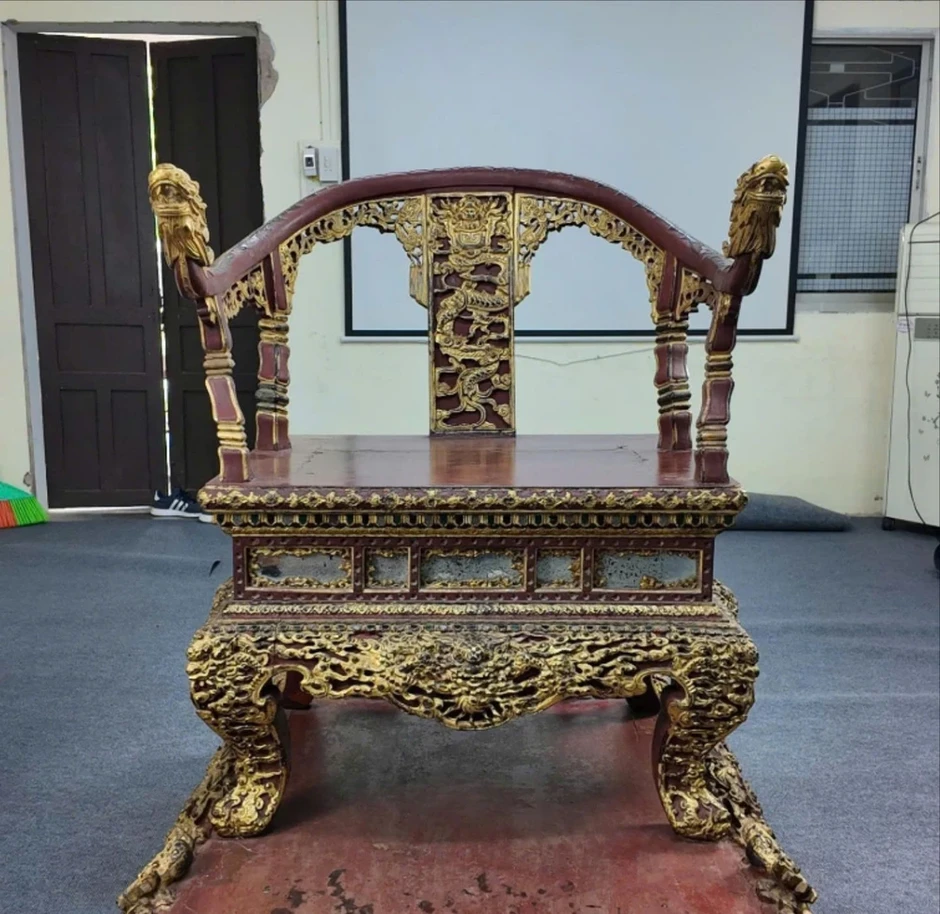 Cận cảnh hình ảnh Ngai vua triều Nguyễn đã được phục chế sau sự cố bị bẻ gãy Cận cảnh hình ảnh Ngai vua triều Nguyễn đã được phục chế sau sự cố bị bẻ gãy