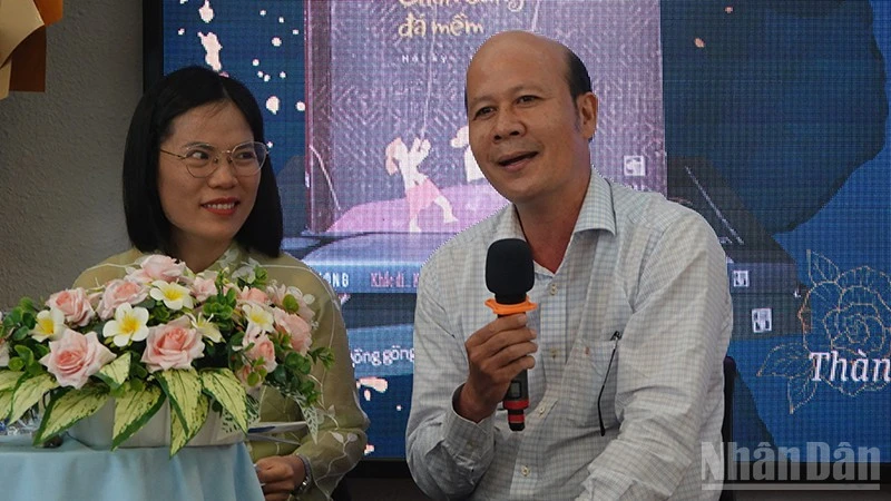 Câu chuyện về thế hệ nghệ sĩ dấn thân trong hồi ký “Chân cứng đá mềm” của nhà văn Xuân Phượng Câu chuyện về thế hệ nghệ sĩ dấn thân trong hồi ký “Chân cứng đá mềm” của nhà văn Xuân Phượng