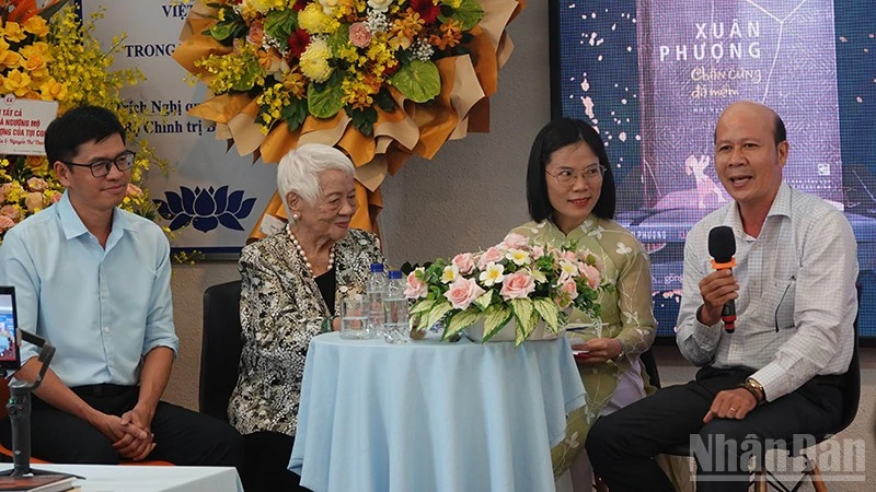 Câu chuyện về thế hệ nghệ sĩ dấn thân trong hồi ký “Chân cứng đá mềm” của nhà văn Xuân Phượng Câu chuyện về thế hệ nghệ sĩ dấn thân trong hồi ký “Chân cứng đá mềm” của nhà văn Xuân Phượng