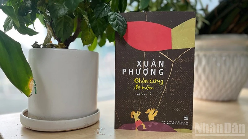 Câu chuyện về thế hệ nghệ sĩ dấn thân trong hồi ký “Chân cứng đá mềm” của nhà văn Xuân Phượng Câu chuyện về thế hệ nghệ sĩ dấn thân trong hồi ký “Chân cứng đá mềm” của nhà văn Xuân Phượng