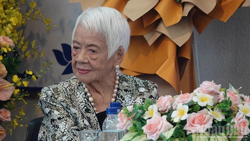Câu chuyện về thế hệ nghệ sĩ dấn thân trong hồi ký “Chân cứng đá mềm” của nhà văn Xuân Phượng Câu chuyện về thế hệ nghệ sĩ dấn thân trong hồi ký “Chân cứng đá mềm” của nhà văn Xuân Phượng