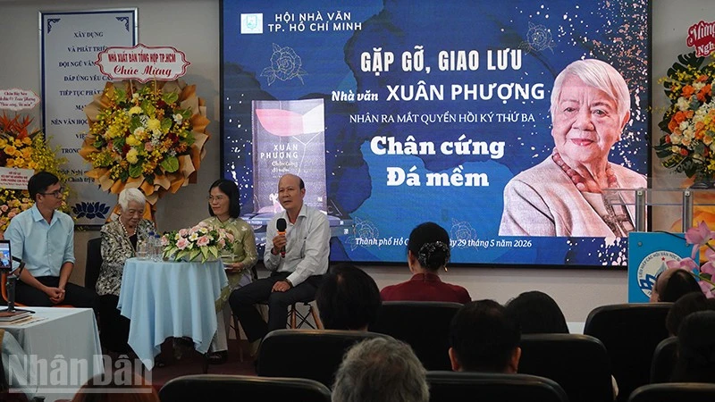 Câu chuyện về thế hệ nghệ sĩ dấn thân trong hồi ký “Chân cứng đá mềm” của nhà văn Xuân Phượng Câu chuyện về thế hệ nghệ sĩ dấn thân trong hồi ký “Chân cứng đá mềm” của nhà văn Xuân Phượng