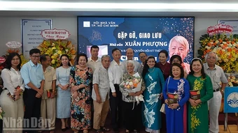 Câu chuyện về thế hệ nghệ sĩ dấn thân trong hồi ký “Chân cứng đá mềm” của nhà văn Xuân Phượng