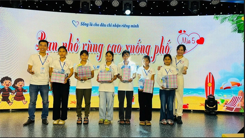 Chàng kỹ sư 16 năm 'trèo đèo, lội suối' xây trường vùng cao Chàng kỹ sư 16 năm 'trèo đèo, lội suối' xây trường vùng cao