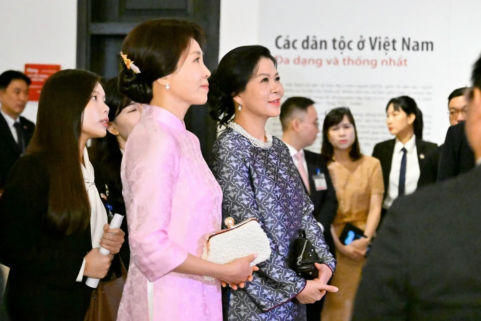 Chiếc áo dài Phu nhân Tổng thống Hàn Quốc mặc và lời đặt hàng đặc biệt Chiếc áo dài Phu nhân Tổng thống Hàn Quốc mặc và lời đặt hàng đặc biệt