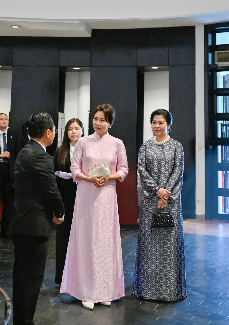 Chiếc áo dài Phu nhân Tổng thống Hàn Quốc mặc và lời đặt hàng đặc biệt Chiếc áo dài Phu nhân Tổng thống Hàn Quốc mặc và lời đặt hàng đặc biệt