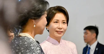 Chiếc áo dài Phu nhân Tổng thống Hàn Quốc mặc và lời đặt hàng đặc biệt