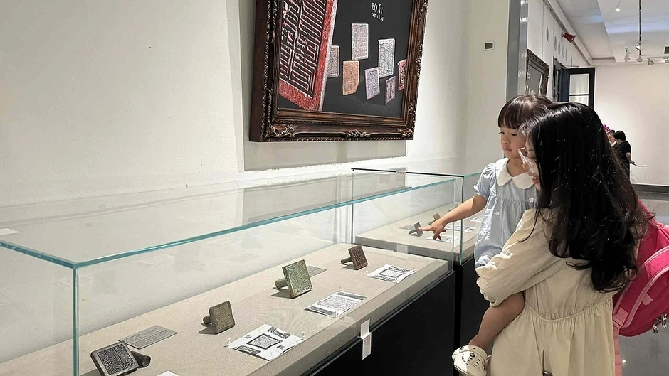 Chiêm ngưỡng bảo vật quốc gia và nhiều hiện vật quý tại bảo tàng Mỹ thuật Việt Nam Chiêm ngưỡng bảo vật quốc gia và nhiều hiện vật quý tại bảo tàng Mỹ thuật Việt Nam