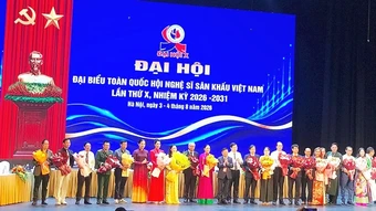 Chờ gỡ mối buộc cho sân khấu vươn mình
