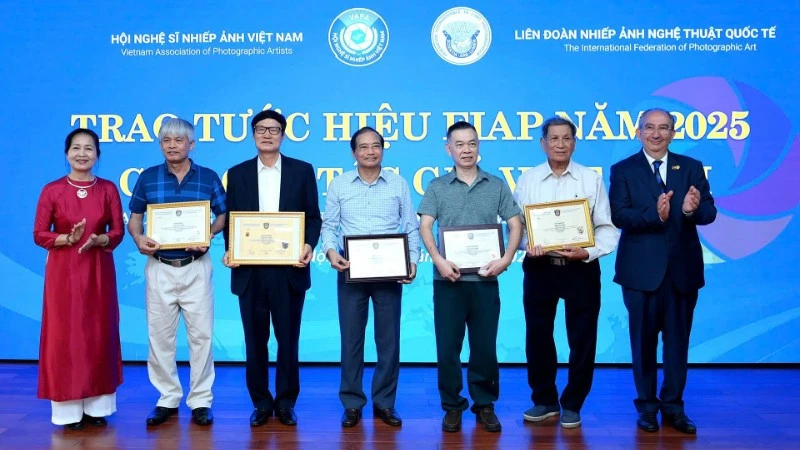 Chủ tịch FIAP giao lưu cùng giới nhiếp ảnh Việt Nam Chủ tịch FIAP giao lưu cùng giới nhiếp ảnh Việt Nam