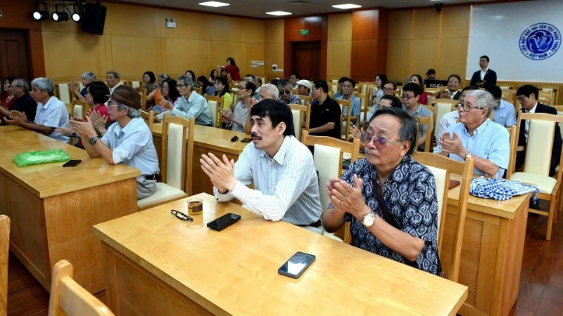 Chủ tịch FIAP giao lưu cùng giới nhiếp ảnh Việt Nam Chủ tịch FIAP giao lưu cùng giới nhiếp ảnh Việt Nam