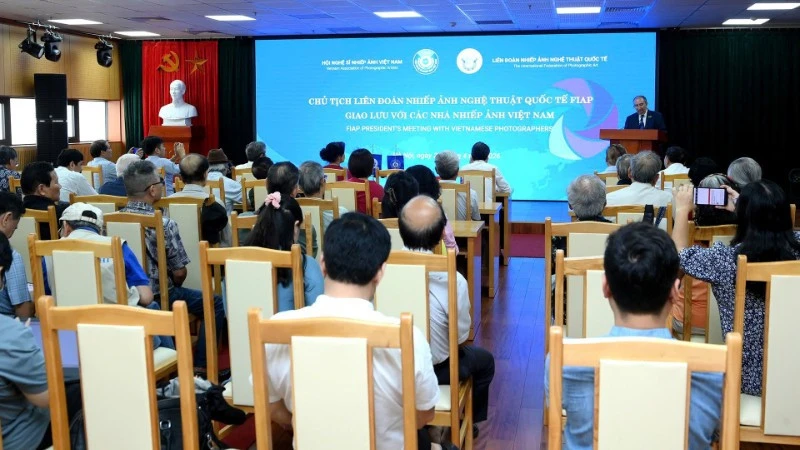 Chủ tịch FIAP giao lưu cùng giới nhiếp ảnh Việt Nam Chủ tịch FIAP giao lưu cùng giới nhiếp ảnh Việt Nam
