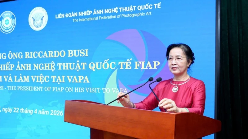 Chủ tịch FIAP giao lưu cùng giới nhiếp ảnh Việt Nam Chủ tịch FIAP giao lưu cùng giới nhiếp ảnh Việt Nam